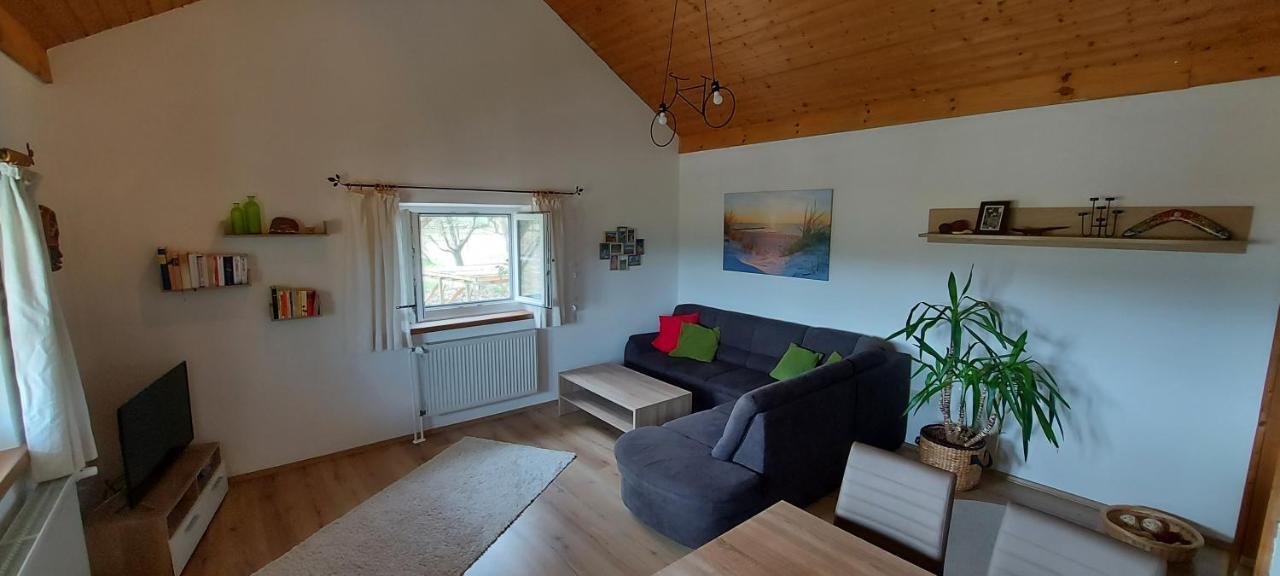 Ruhig Gelegene Ferienwohnung Im Gruenen Mit Terrasse Und Kleinem Garten Rotthalmuenster Exterior photo
