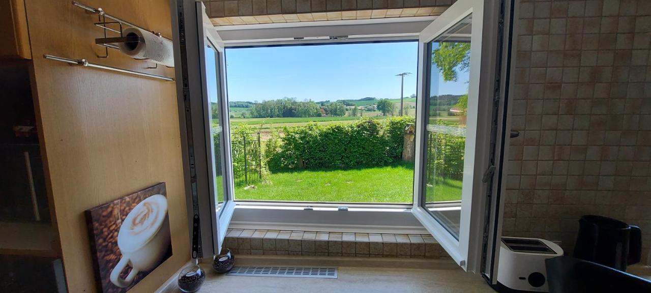 Ruhig Gelegene Ferienwohnung Im Gruenen Mit Terrasse Und Kleinem Garten Rotthalmuenster Exterior photo