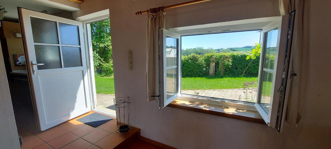 Ruhig Gelegene Ferienwohnung Im Gruenen Mit Terrasse Und Kleinem Garten Rotthalmuenster Exterior photo