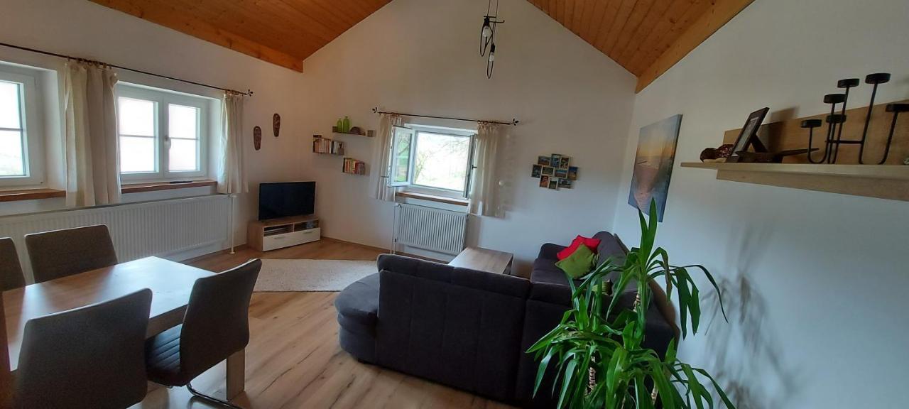 Ruhig Gelegene Ferienwohnung Im Gruenen Mit Terrasse Und Kleinem Garten Rotthalmuenster Exterior photo